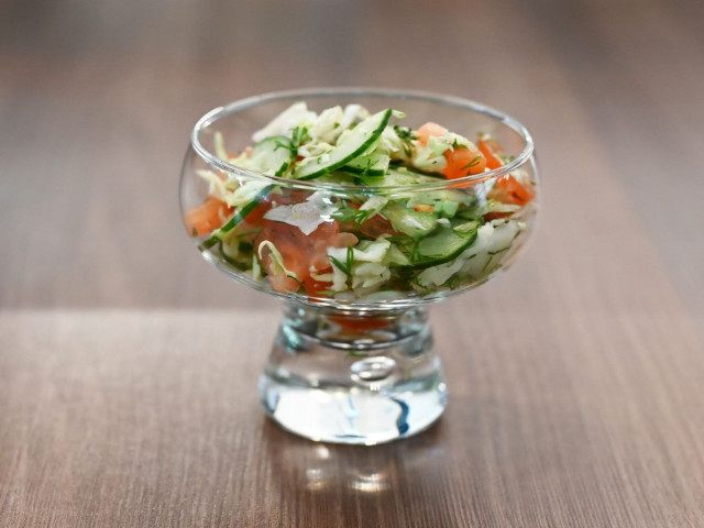 Летний овощной салат с пикантной заправкой на масле